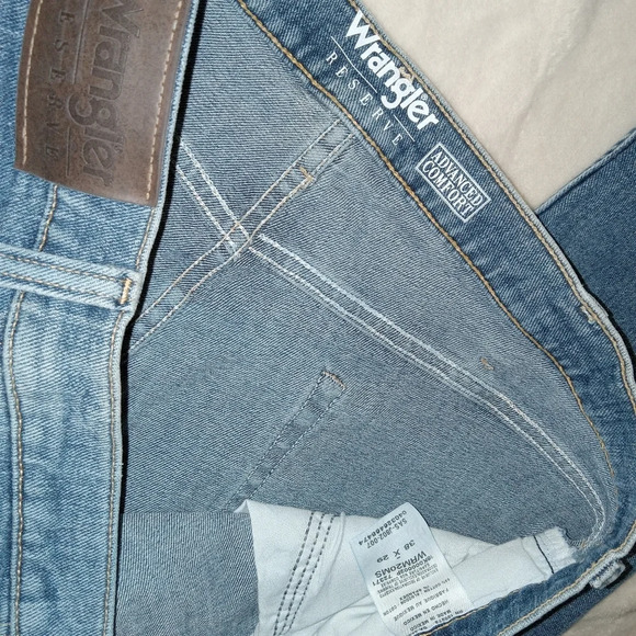 Wrangler Reserve Advanced Comfort Denim Jeans size 38x29 - Picture 4 of 7